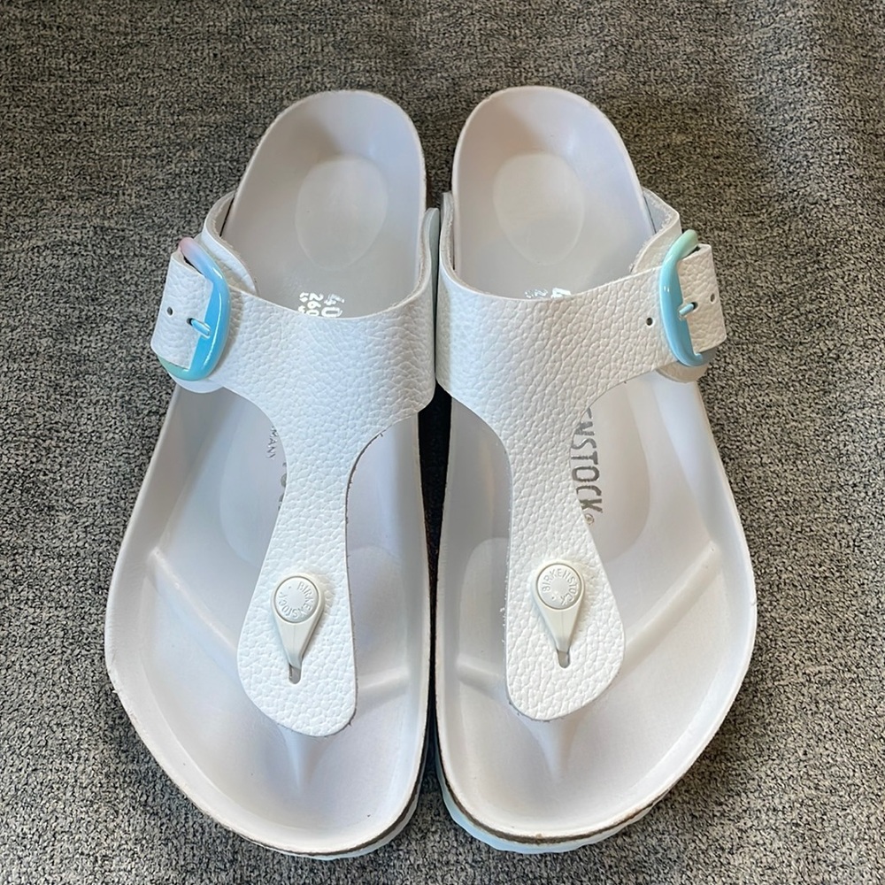 NWOT Gizeh Big Buckle White Size 9